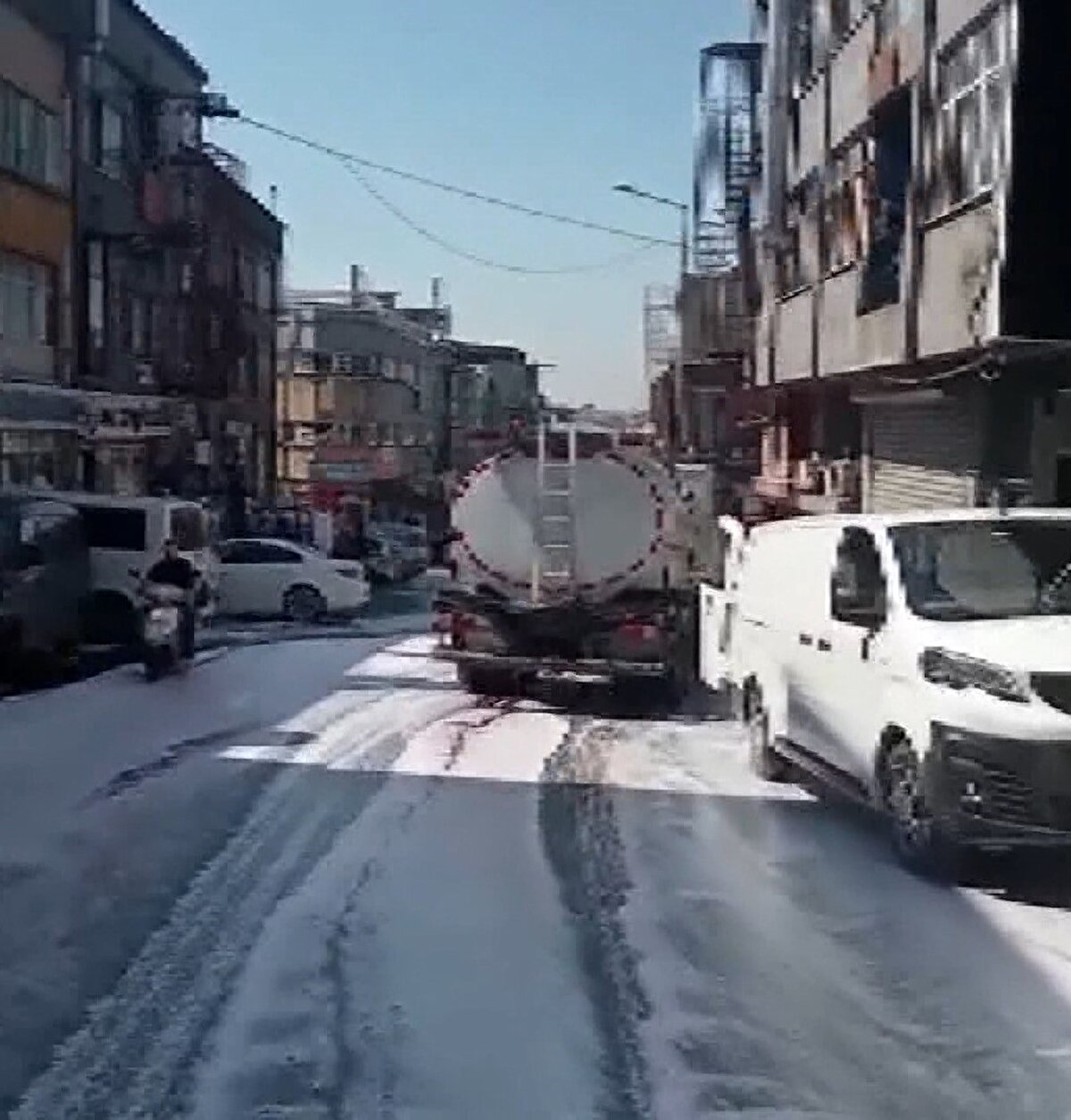 Zabıta ekipleri sokak üzerindeki işyerlerinin güvenlik kamera görüntülerini inceledi.<br><br>