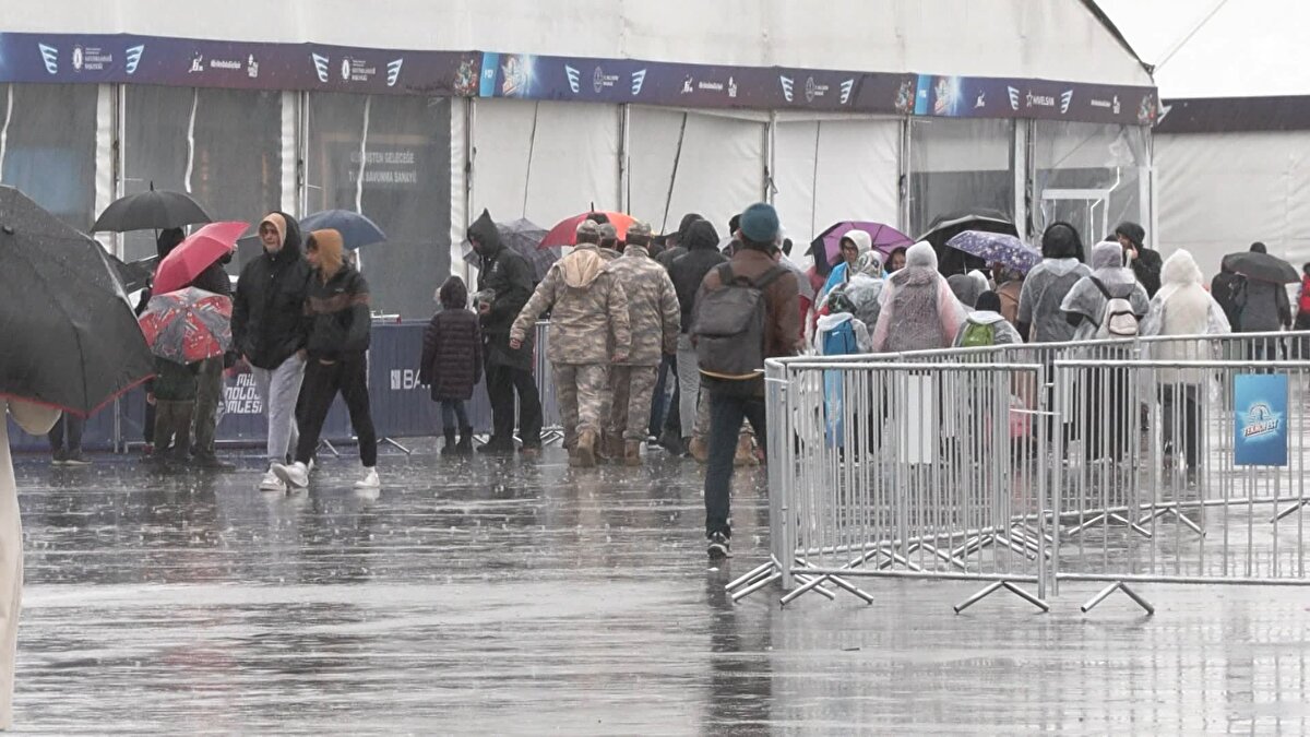 Lise öğrencisi Salih Özoğlu da "Buraya devletimizin büyük adamlarının yaptığı çalışmaları görmek için geldik. Burada en çok askeri olan teknolojileri görmek istiyorduk. Öyle de oldu. Kargo uçağından çıktık, Altay Tankı'nı gördük. Biz yağmurlu havalarda gezmeye alışkınız, bizim için sorun olmuyor" diye konuştu.