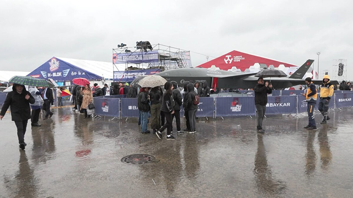 Yağmurlu havaya rağmen, vatandaşlar aldırış etmeden festival alanına geldi. Alana kendi araçlarıyla gelmek isteyenler de havalimanı girişinde uzun kuyruklar oluşturdu. Açılış törenine saat 15.00'te Sanayi ve Teknoloji Bakanı Mustafa Varank katılacağı festivalde, Kızılelma, Bayraktar Akıncı, Bayraktar TB3, Bayraktar TB2, Cezeri, Hürjet, Altay tankı ilgi odağı oldu.