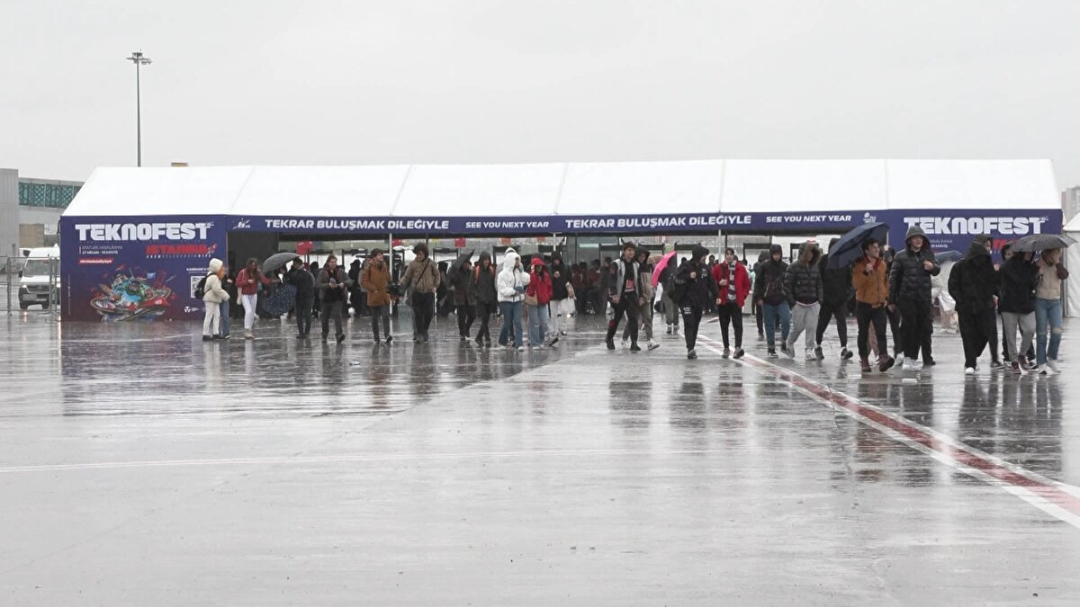 YAĞMURA RAĞMEN TEKNOFEST'İN YOLUNU TUTTULAR <br>TEKNOFEST'e Tamer ve Sevil Uzan çifti çocuklarıyla beraber Kocaeli'nden geldi. Sevil Uzan, "Geçen sene oğlumuza söz vermiştik. Bu yağmura rağmen sözümüzü yerine getirdik. Kesinlikle çok güzel" dedi. Tamer Uzan da "Milli muharip uçağını merak ediyoruz. KIZILELMA'yı merak ediyoruz. Onları göremedik. İnşallah yakından göreceğiz. Gurur duyduğumuz teknolojileri yakından görmek istiyoruz" ifadelerini kullandı.