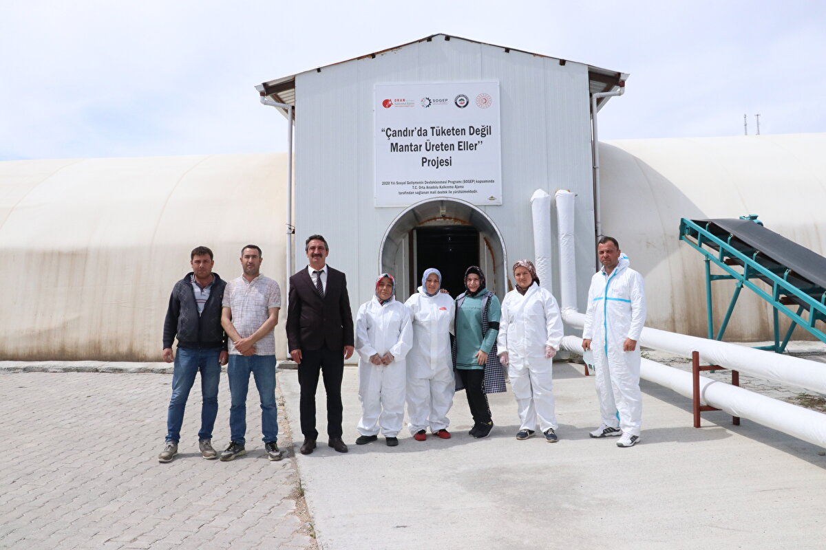 İlk etapta 112 kişiye verilen mantar üretim eğitiminin ardından talep artınca çadırları büyütme gereği duyduklarını anlatan Esim, 12 çadırda günlük 500 kilogram mantar ürettiklerini, Ankara başta olmak üzere Türkiye'nin bütün illerine ürün gönderdiklerini belirtti.<br><br>