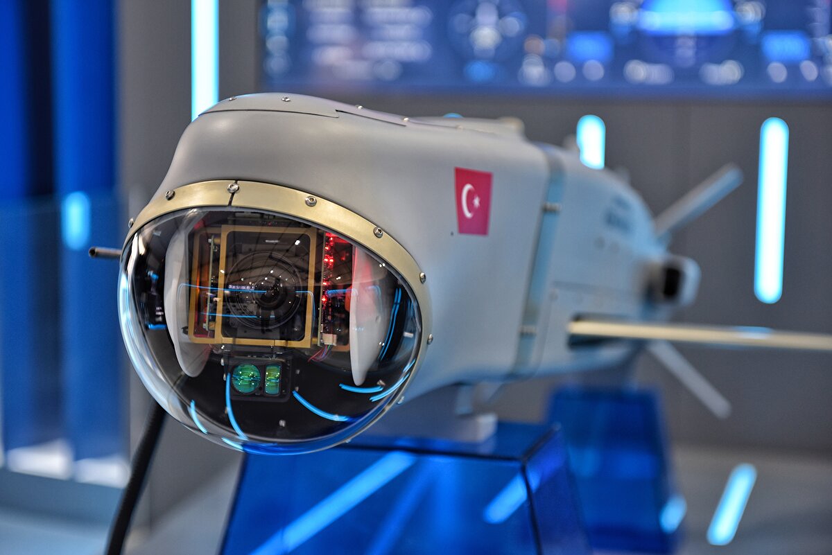 BAYRAKTAR KEMANKEŞ'in muharebe sahasında sağlayacağı avantajlara değinen Özbek, şöyle konuştu:<br><br>"Şu anda kullandığımız lazer güdümlü mühimmatlarda hedefe yaklaşmanız, hedefi görmeniz gerekiyor. Bu da sizi risk bölgesine sokuyor. KEMANKEŞ özelinde TB2 veya ana platform uçakla havadan havaya haberleşme sağladığımız için, çok daha uzak mesafeden, riskli bölgeye girmeden bile düşman unsurlarına taarruz yapabilecek bir kabiliyete erişmiş oluyoruz. Kendi üzerinde gimbal sistemi ve yapay zekayla görüntü işleyerek de hedefe taarruz gerçekleştirebiliyor. Aynı zamanda kendi üzerinde karışıma dirençli GNSS sistemleriyle elektronik harp ortamlarında da görev yapabiliyor. Bu anlamda TB2'nin kabiliyetlerini çok artıracağını düşünüyorum."