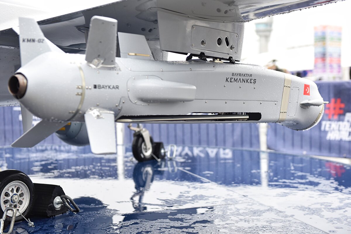 Baykar Platform Mühendislik Takım Lideri Burak Özbek, AA muhabirine, BAYRAKTAR KEMANKEŞ'in, stratejik hedeflere Bayraktar TB2 ile taarruz kabiliyetini artırmak için geliştirildiğini söyledi. Özbek, füzenin, Bayraktar TB2'nin yanı sıra geliştirdikleri diğer tüm insansız hava araçlarıyla entegre olabildiğini bildirdi.<br>
