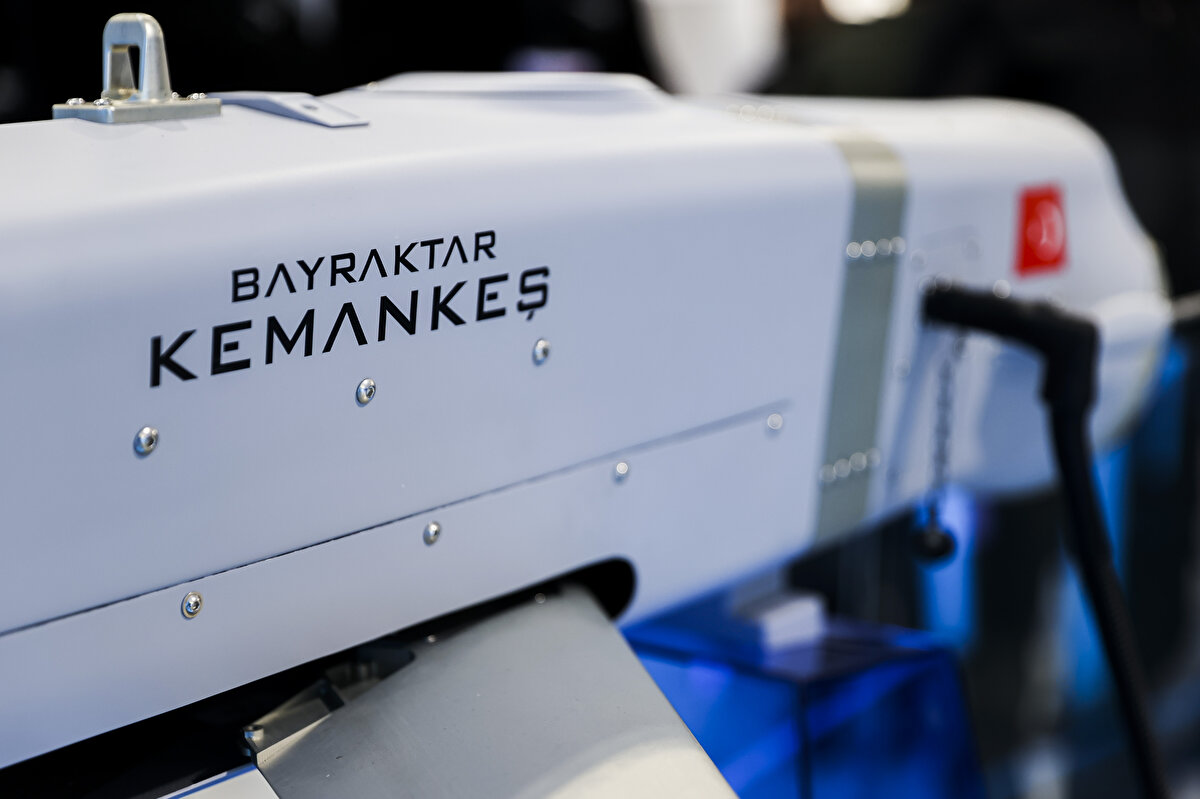 Bayraktar TB2'nin yetenekleri daha da artacak<br><br>Bayraktar TB2'nin KEMANKEŞ ile kazanacağı yeteneklere dikkati çeken Özbek, şunları kaydetti:<br><br>"Arada haberleşme olduğu için çok uzak mesafeden görüntü alabileceğiz. Çok uzak mesafeden TB2'nin yönettiği başka bir insansız hava aracı gibi düşünebilirsiniz. Mühimmat için lazer güdümlü olduğundan bahsetmiştik. Lazer güdüm için hedefi görmeniz lazım. Artık TB2'den görmeden bile bir hedefe taarruz gerçekleştirebileceksiniz. Düşman hattının arkasındaki çok stratejik hedeflere karşı TB2'yi çok daha etkin şekilde kullanılabilecek hale getirecek."