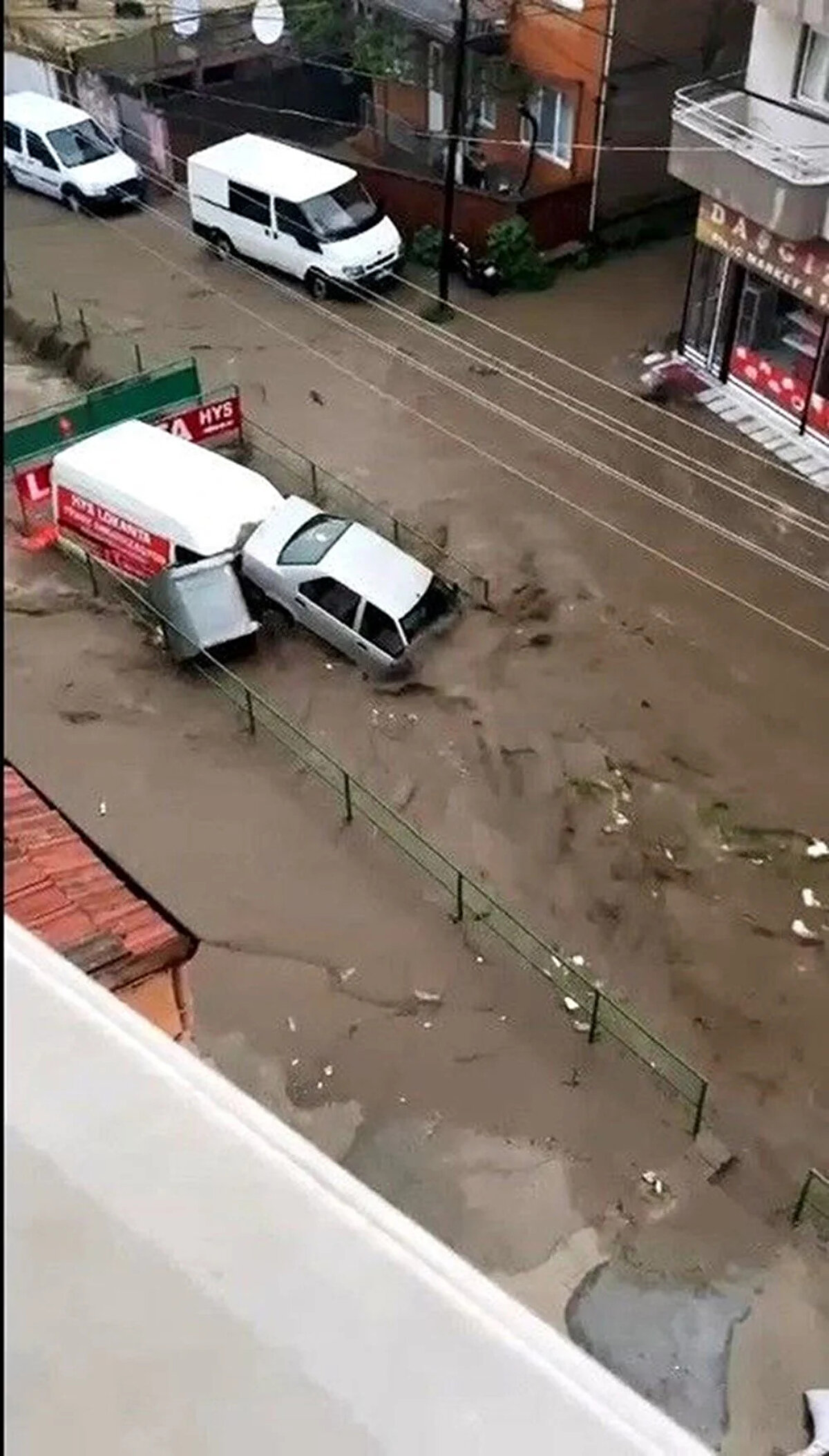 Taşkın sonucu birkaç araçta ve bodrum katlarındaki evlerde hasar oluştu.<br><br>İlçeye sevk edilen AFAD ve itfaiye ekipleri kentte çalışma başlattı.<br><br>Balıkesir Valisi Hasan Şıldak da ilçeye giderek incelemelerde bulundu.