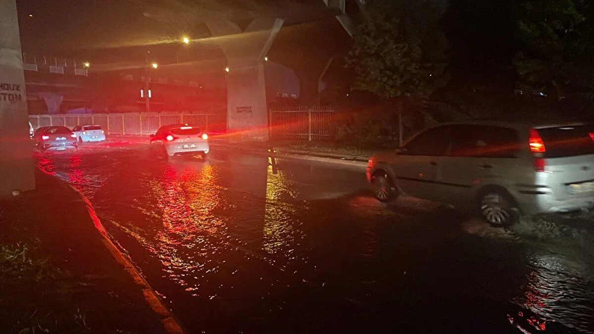 Halkapınar'dan Basmane istikametine giden araçlar su birikintileri nedeniyle yolda kaldı. Bazı araçlar suya gömülürken, evlerin önünde su birikintileri oluştu. Otomobiller çekici yardımıyla yoldan kaldırıldı.<br><br>Buca ilçesinde evleri su bastı, yollardaki rögar kapakları yerinden çıktı.