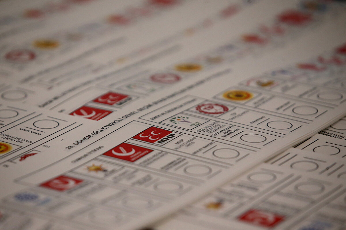 Sandık kurulu başkanı, Seçim Bilişim Sistemi (SEÇSİS) üzerinden seçmenin, yurt dışı seçmen kütüğüne kayıtlı olup olmadığını kontrol edecek, kayıtlı ise oy kullanıp kullanmadığını sorgulayacak.<br>