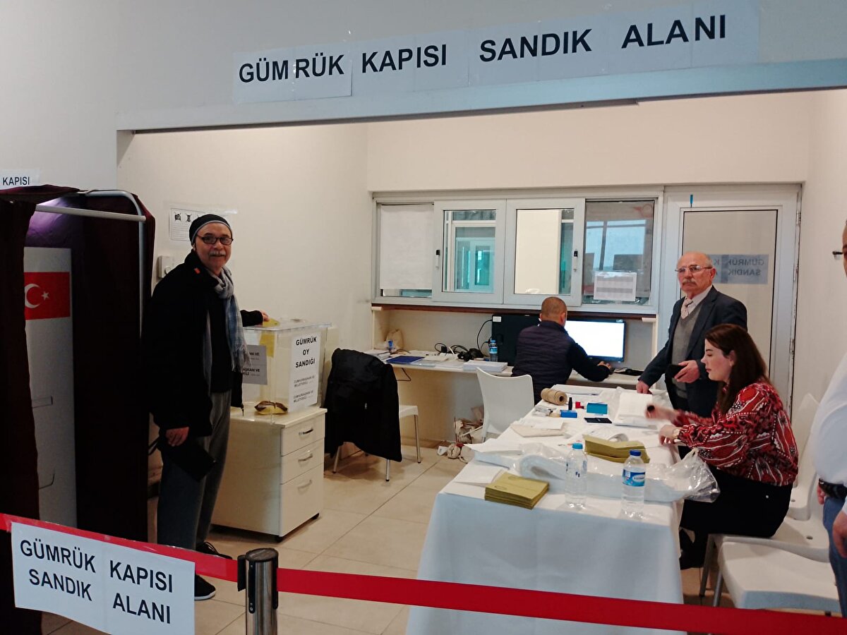 Sınır kapılarında kimler ve nasıl oy kullanılacak?<br><br>Gümrükte oy kullanmak isteyen yurt dışı seçmen kütüğüne kayıtlı seçmen, sınır kapılarında belirlenen perona gelerek oy kullanmak istediğini bildirecek.