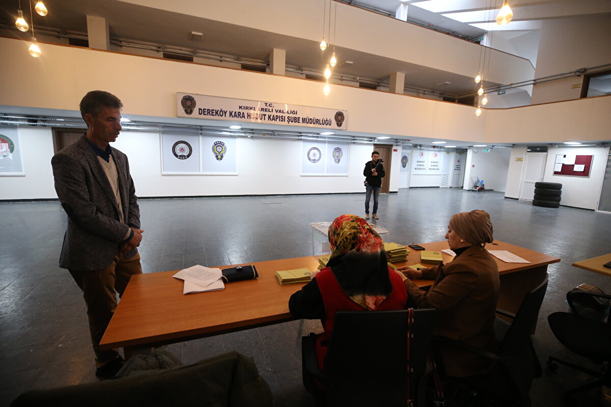 Bir başkan, bir kamu görevlisi üye ve son genel seçimde Türkiye genelinde en çok oy alan üç siyasi partinin bildirdiği kişilerden oluşan yurt dışı sandık kurulları sınır kapılarındaki oy verme alanlarındaki yerlerini aldı.<br>