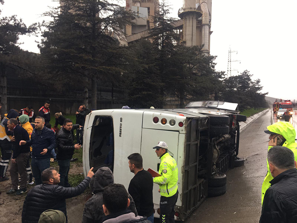 Kamil Bildirici'nin kullandığı 32 ACG 168 plakalı işçi servis midibüsü, Göltaş Çimento Fabrikası mevkisinde yağışlı havanın etkisiyle sürücünün direksiyon kontrolünü kaybetmesi sonucu yoldan çıkıp şarampole devrildi. Kazada midibüsteki 17 kişi yaralandı.