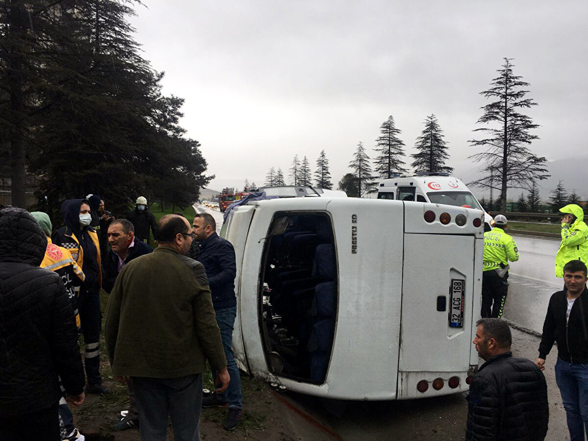 İhbar üzerine kaza yerine çok sayıda polis, itfaiye ve sağlık ekibi sevk edildi.