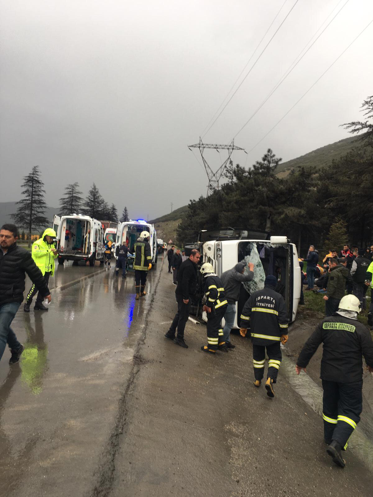 Yaralılar, ilk müdahalelerinin ardından hastanelere kaldırıldı. Tedaviye alınan yaralıların sağlık durumunun iyi olduğu öğrenildi. Midibüs ise çekiciyle bölgeden götürüldü.