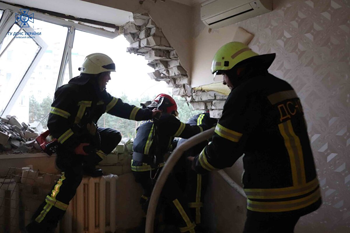 Ukrayna Devlet Başkanı Volodimir Zelenski bu sabah yaptığı açıklamada Rusya'nın erken saatlerde roket ve İHA'larla saldırdığını, Uman kentinde bir apartmanı tamamen yıkıldığını ve Dnipro'da bir çocuğun öldüğünü belirtti.