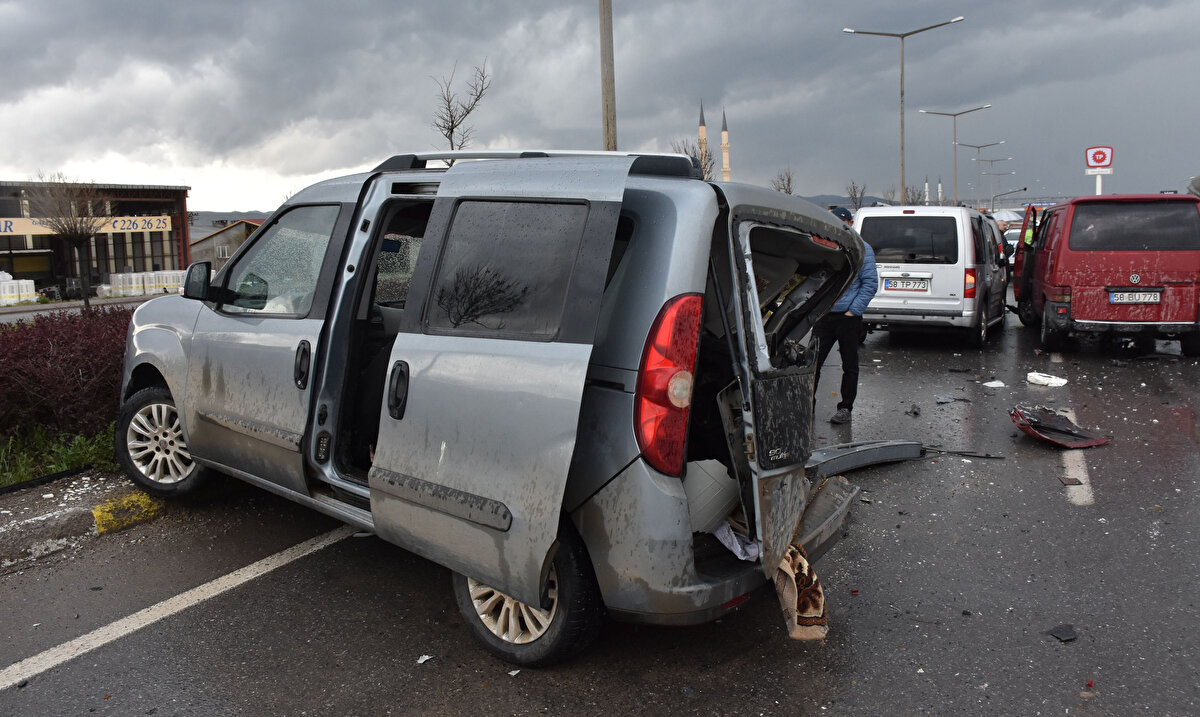 Aniden etkili olan sağanak nedeniyle kayganlaşan yolda, 4 hafif ticari araç, 2 otomobil ve 1 minibüs birbirine çarptı.