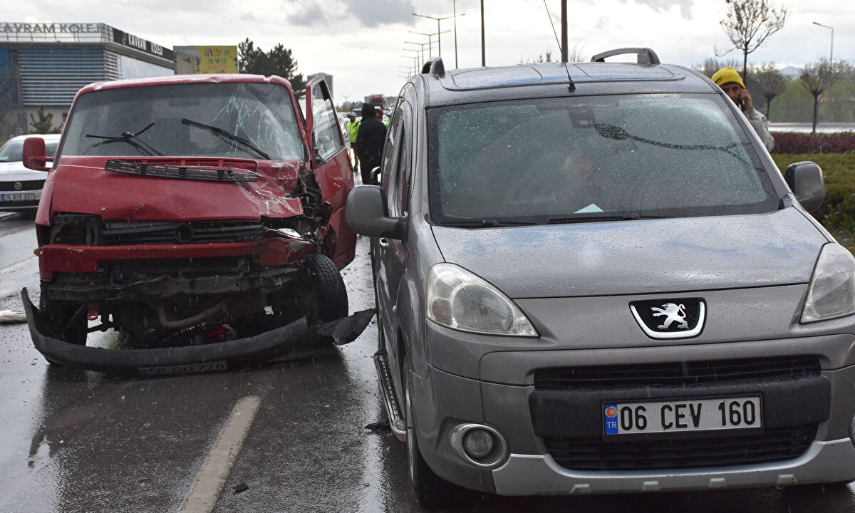 Ekiplerin çalışmasıyla trafik, tek şeritten sağlandı. Kazayla ilgili inceleme başlatıldı.
