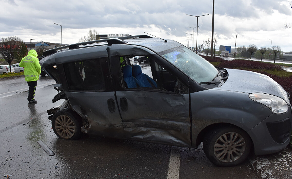 Hasarlı kaza nedeniyle Sivas-Ankara kara yolu kısa süreliğine trafiğe kapandı. Bölgeye polis ekipleri sevk edildi.