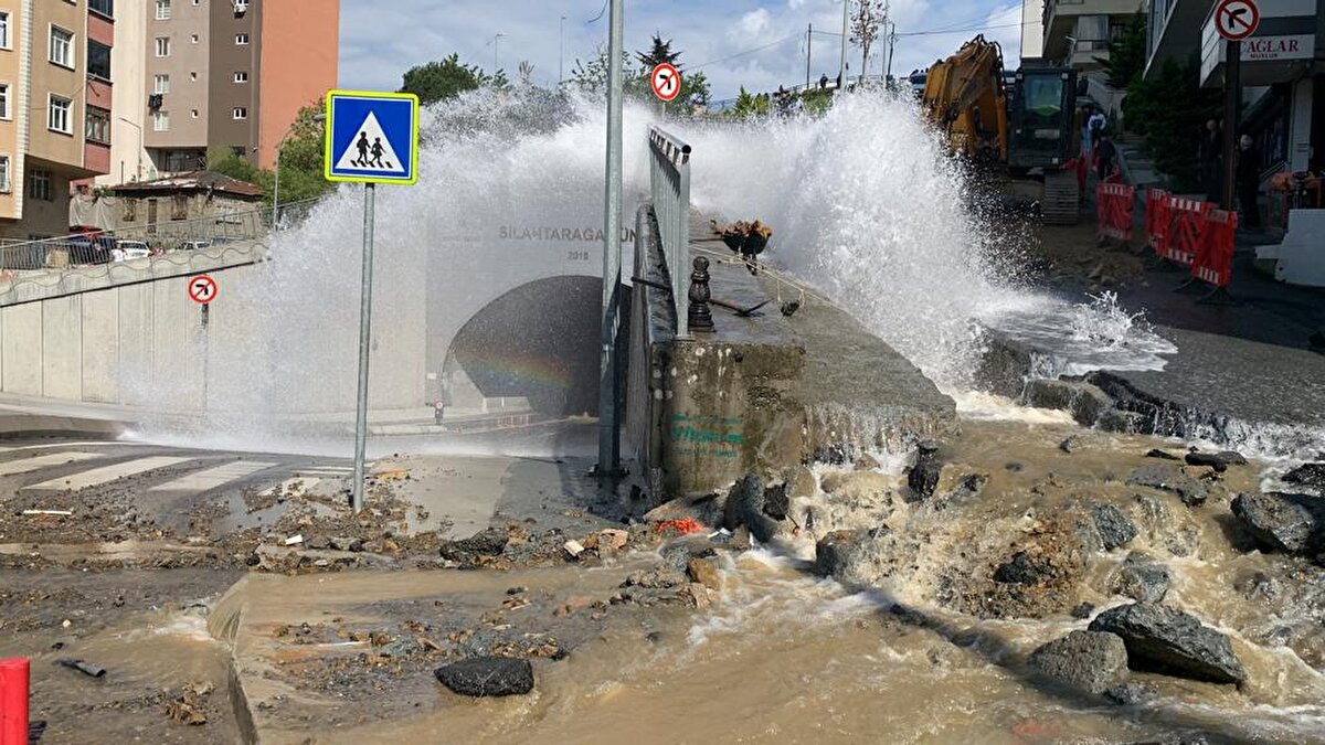 Metrelerce yükseğe fışkıran su yolları göre çevirdi.<br><br>Su birikintisi nedeniyle Silahtarağa Tüneli'nde ulaşım aksadı.
