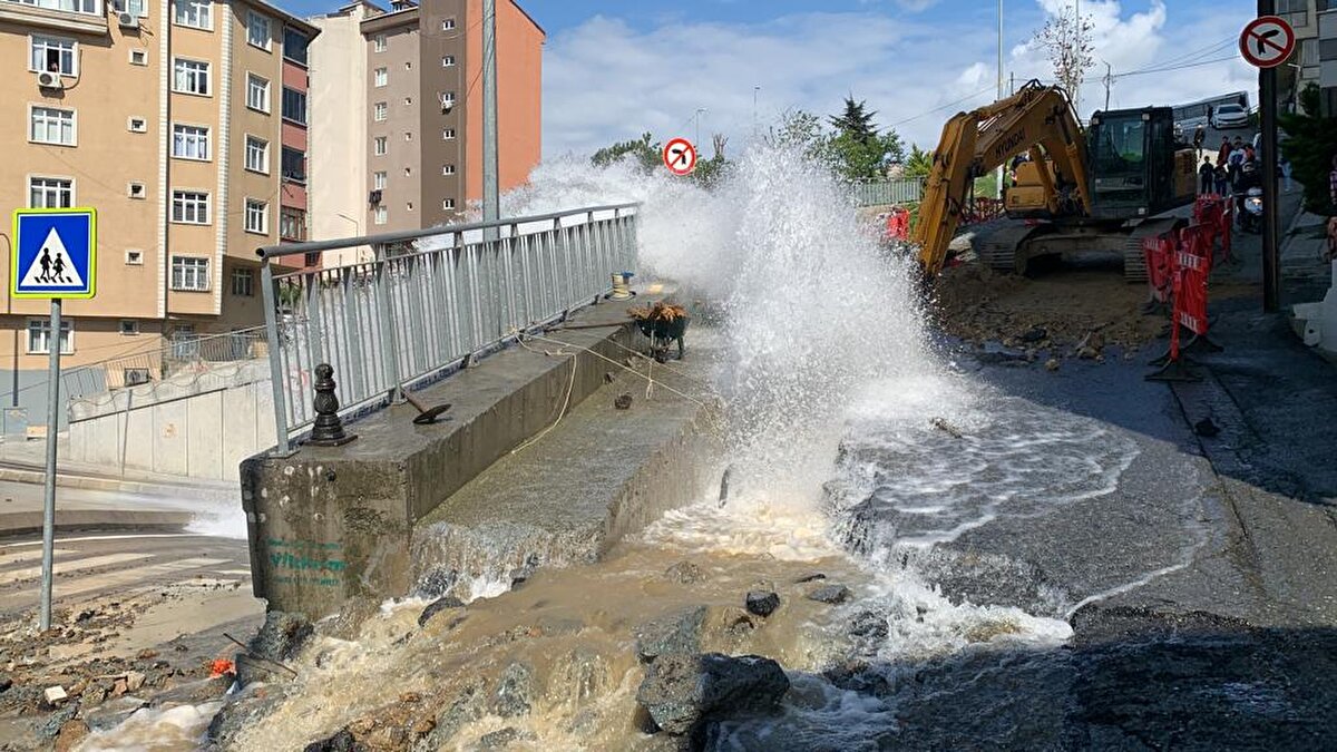 Yollar göle dönerken su birikintisi nedeniyle iki tramvay mahsur kaldı.<br><br>