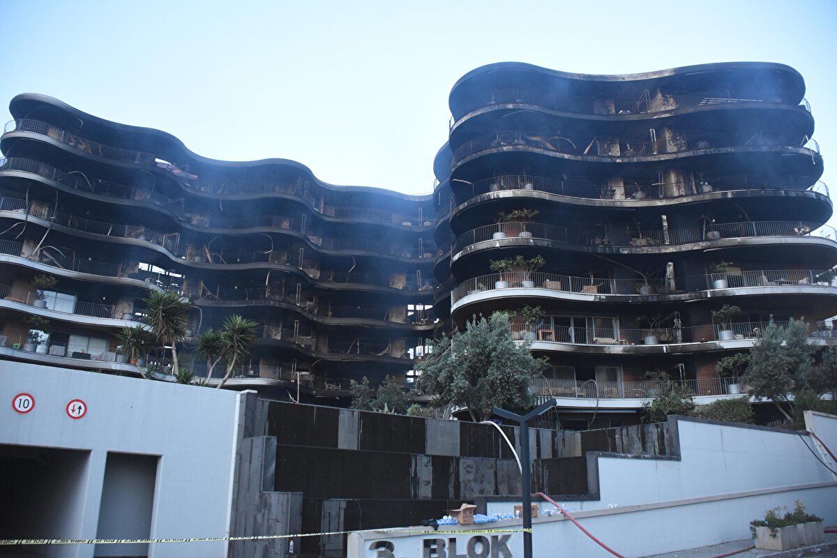 6 KİŞİ DUMANDAN ETKİLENDİ, 1 KİŞİ YARALANDI<br>Yangında 6 kişi dumandan etkilenirken, 1 kişi ise ayağından yaralandı. Bu kişiler, hastanelere kaldırılarak tedaviye alındı. Sağlık Bakanı Fahrettin Koca, sosyal medya hesaplarından yaptığı açıklamada, dumandan etkilenen ve yaralanan 7 kişinin sağlık durumlarının iyi olduğunu belirtti.