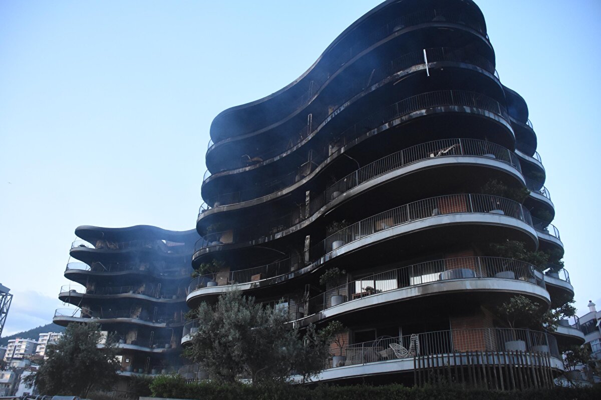 8 SAAT SONRA KONTROL ALTINA ALINDI<br>Zaman zaman patlamaların da yaşandığı lüks sitedeki yangın, ekiplerin yoğun çabası sonucu 8 saat sonra, saat 06.00 sıralarında diğer bloklara da sıçramadan kontrol altına alındı.