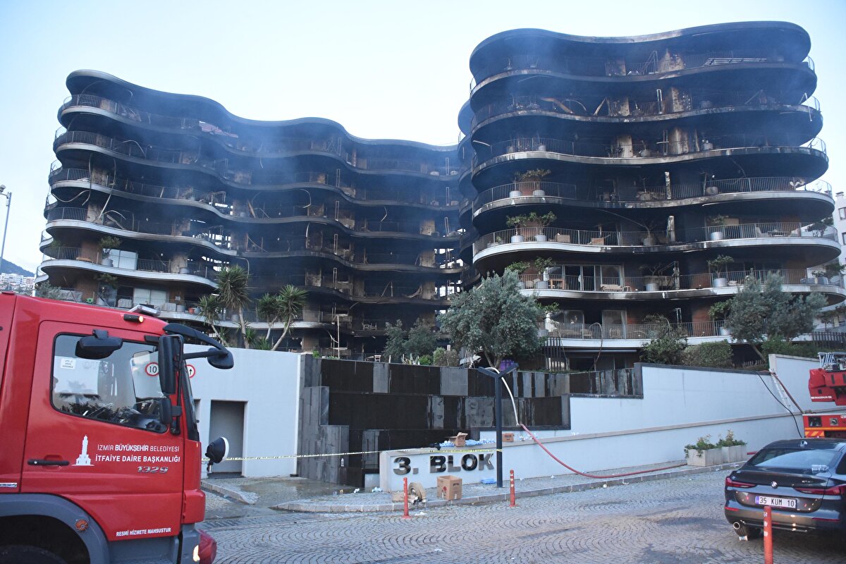 SOĞUTMA ÇALIŞMALARI SÜRÜYOR<br>Soğutma çalışmaları sürerken, havanın aydınlanmasıyla birlikte yangının büyüklüğü de ortaya çıktı. Alevlere teslim olan 3'üncü bloktaki daireler kullanılamaz hale gelirken, büyük çapta hasar oluştu.<br>İlk belirlemelere göre elektrik kontağından çıktığı tespit edilen yangınla ilgili soruşturma başlatıldı.