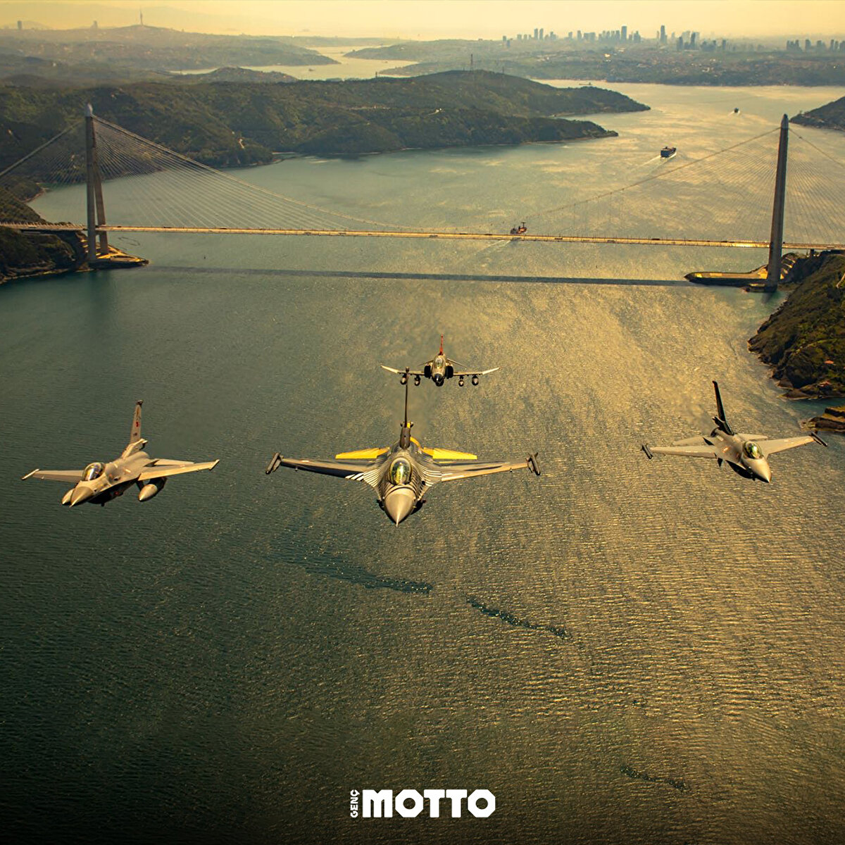 Türk Hava Kuvvetleri'ne ait F16, F48 ve A400 M Tipi uçaklarla Solo Türk uçağı İstanbul Boğazı üzerinde uçtu.