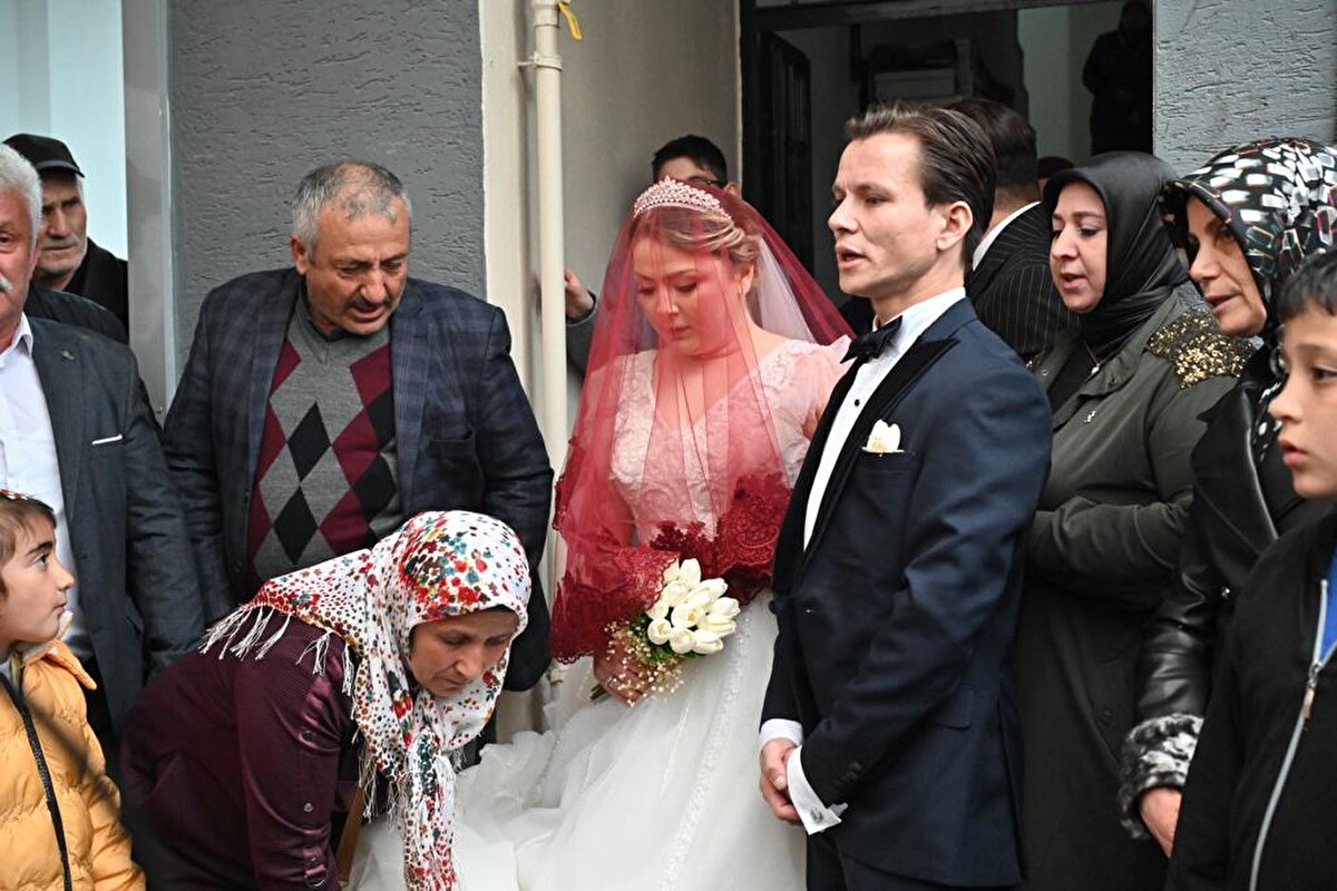 'TOGG'U GELİN GİBİ SÜSLEDİK'<br>Bakan Varank'ın Hüseyin Özdemir'e gelin arabası için söz verdiğini ve bunu gerçekleştirme görevini kendisinin üstlendiğini belirten Başkan Aktaş, "Örf ve adetlerimiz doğrultusunda bu düğünümüzü gerçekleştireceğiz. Togg'u adeta bir gelin gibi süsledik. İnşallah onların evlilikleri de Togg gibi farklı ve özel olur. Bütün halkımızın gıpta ettiği ve bir an evvel sahip olmak için can attığı Togg aracı, inşallah onların evliliğine hayır ve bereket getirir" diye konuştu.