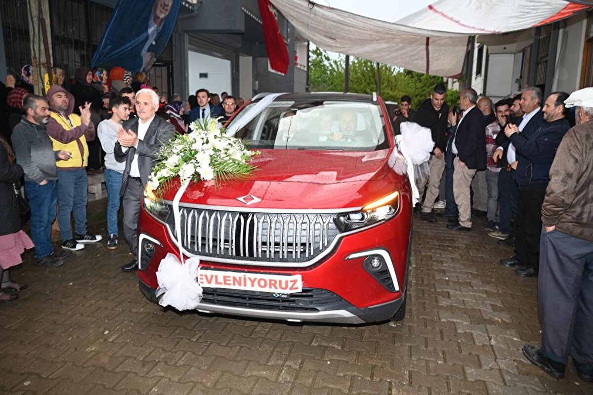 BAKAN VARANK, TELEFONLA GÖRÜŞTÜĞÜ ÇİFTE MUTLULUK DİLEDİ<br><br>Sanayi ve Teknoloji Bakanı Mustafa Varank, Bursa Büyükşehir Belediye Başkanı Aktaş ile görüntülü konuşma yaparak, genç çifte bir ömür boyu mutluluk diledi. Genç çif yapılan nikahla dünya evine girdi.