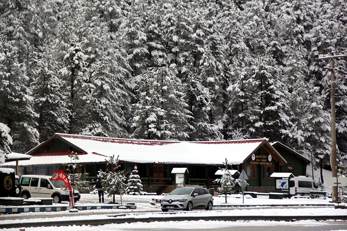 Kar kalınlığı 10 santimetreye ulaştı. İl Özel İdaresi ekipleri, Abant yolunda kar küreme çalışması yaptı.
