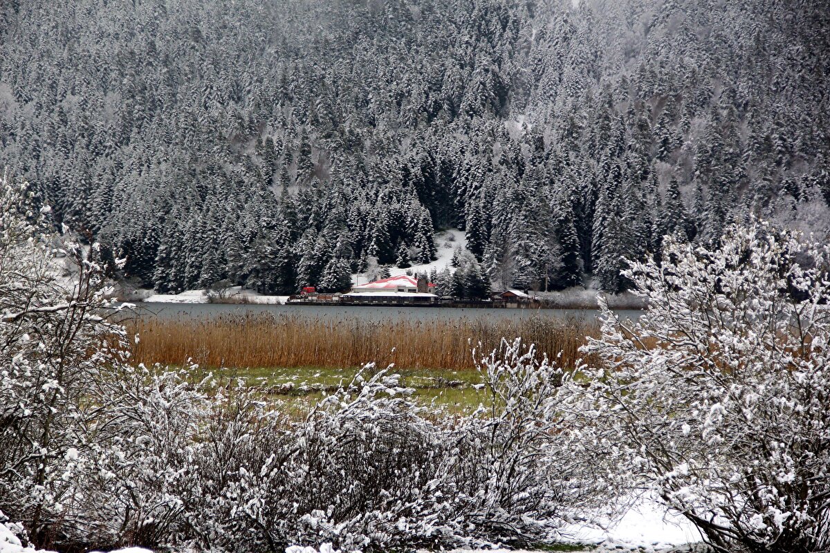 Bölgede sabah saatlerinde etkisi azalan kar yağışı, aralıklarla sürüyor.