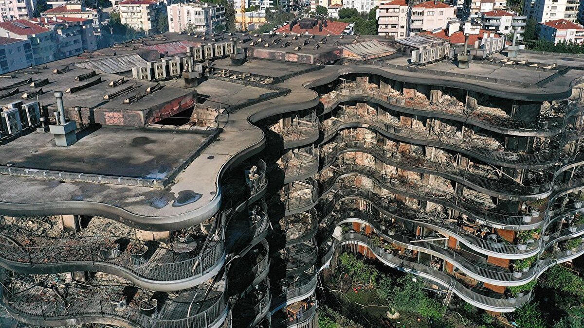 Yangın, yaklaşık 8 saat sonra kontrol altına alındı. Ekiplerin binada soğutma çalışmaları devam ediyor.<br><br>