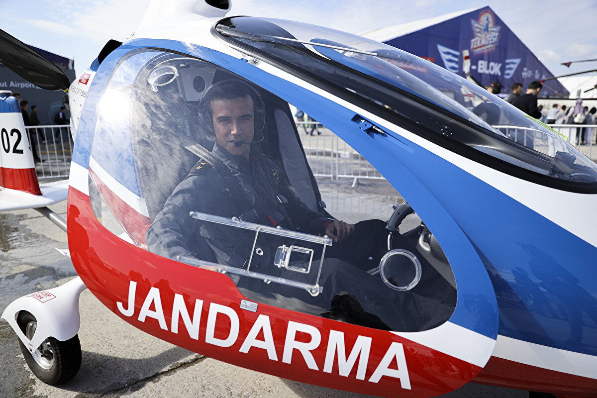 Cayrokopter sayısı 15'e yükselecek<br><br>Cayrokopter kullanacak pilotların, ilk olarak Türkiye'deki bir yüklenici firma tarafından getirilen Cayrokopterle test uçuşlarını gerçekleştirdiklerine işaret eden Yavuz şunları kaydetti:<br><br>"8 pilotumuz ilk gelen Cayrokopterle yetişti. Henüz intibak eğitimlerini tamamlamış 6 pilot ile birlikte toplam 14 pilot Cayrokopter eğitimini tamamlayacaktır. Savunma Sanayii Başkanlığı aracılığı ile yürütülen ihaleler kapsamında halihazırda envanterimizde 3 Cayrokopter bulunmaktadır ve bu sayıyı öncelikle 8'e devamında da 15'e yükselterek Cayrokopterlerimizi etkin bir şekilde kullanacağız."