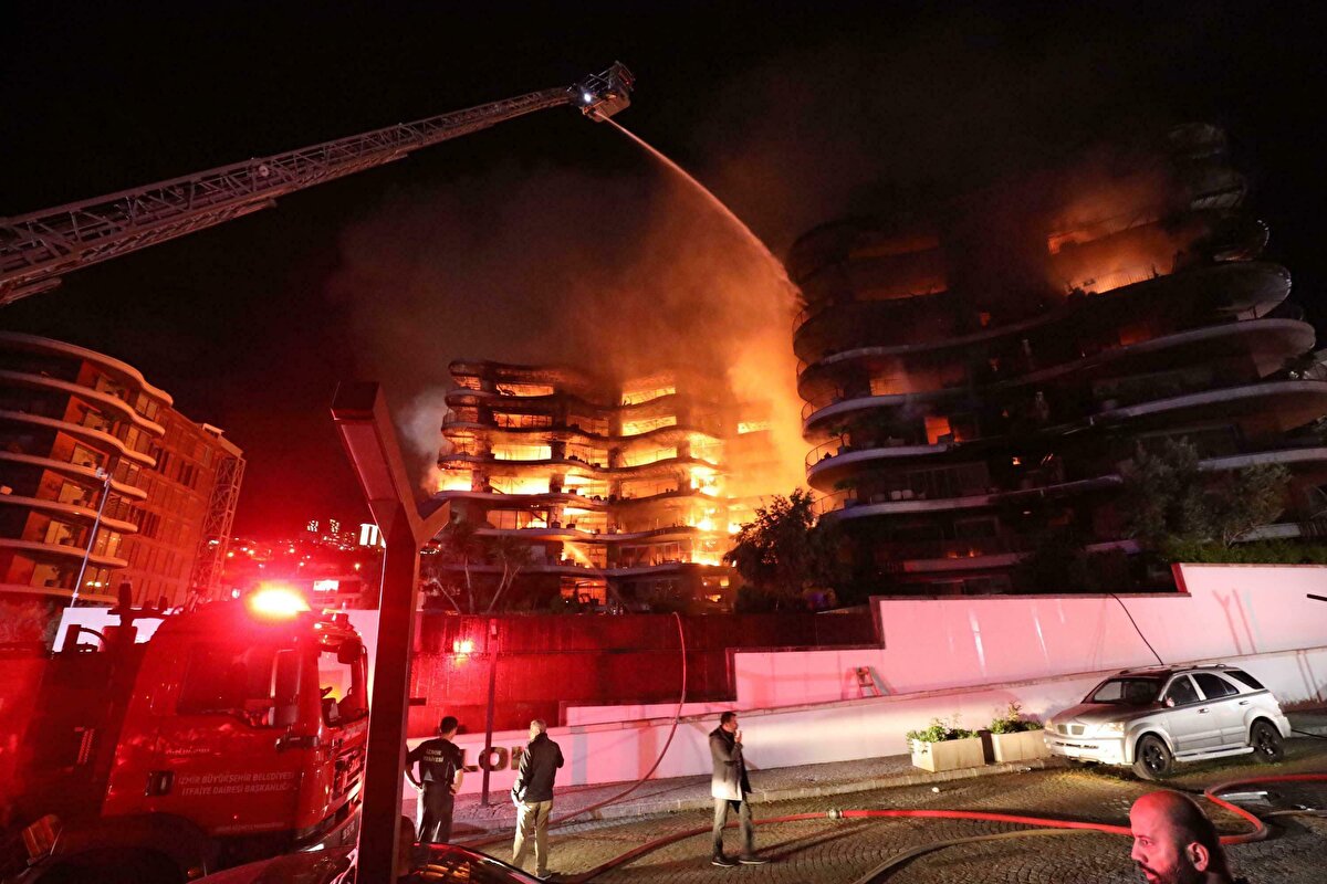  Tüm dairelerde tek tek inceleme yapan ekipler, elde edilen bulgular ile toplanan delilleri savcılığa teslim etti. 