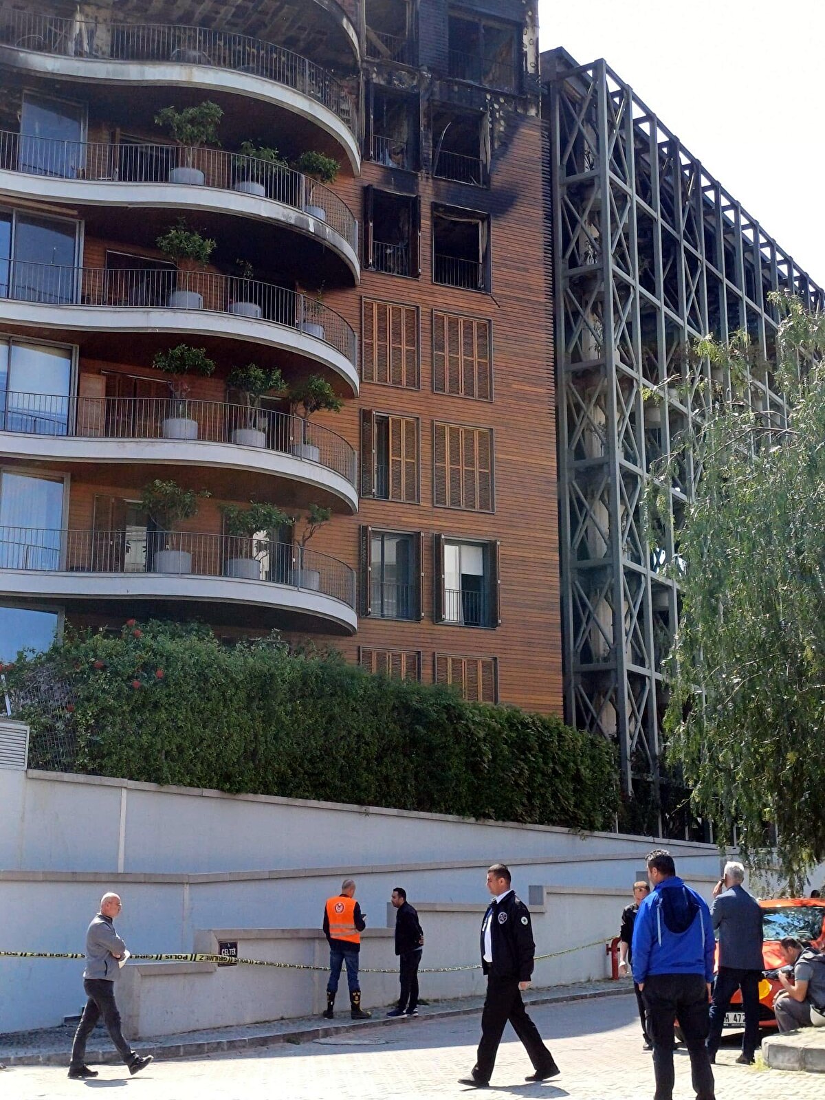  Site sakinleri kendi imkanları ile dışarı çıkarken, bölgeye çok sayıda polis ve itfaiye ekibi sevk edildi. 
