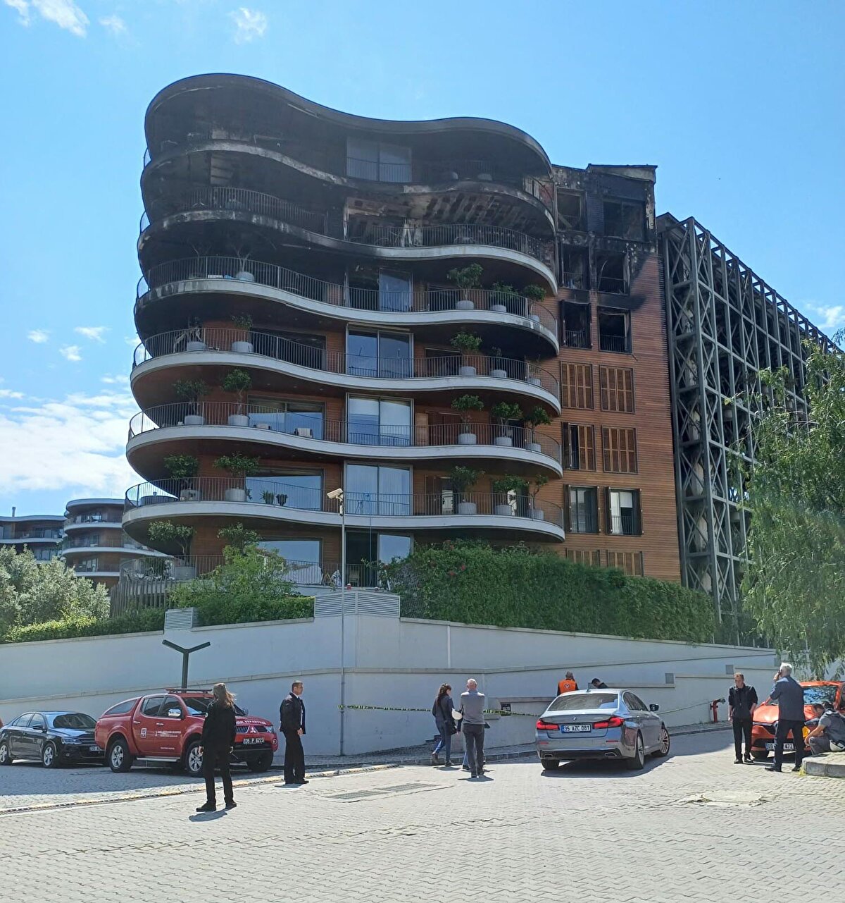 Narlıdere ilçesinde 27 Nisan'da saat 22.00 sıralarında 4 blok ve 168 daireden oluşan lüks sitenin 3'üncü bloğunda yangın çıktı. 