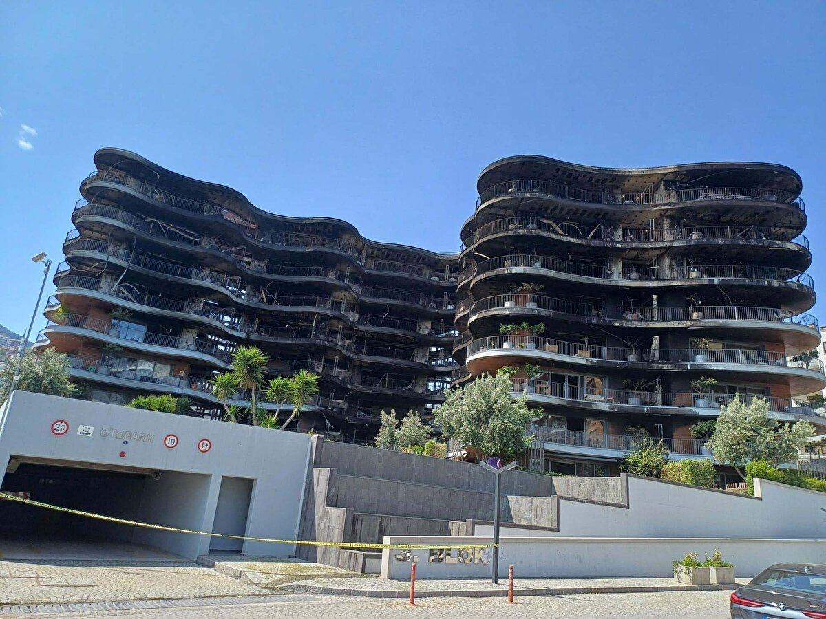  Kısa sürede tüm bloğu saran alevlere, itfaiye ekipleri müdahale etti. Zaman zaman patlamaların da yaşandığı yangın, havadan ve karadan müdahale ile 8 saat sonra kontrol altına alındı. 6 kişi dumandan etkilenirken, bir kişi ayağından yaralandı.