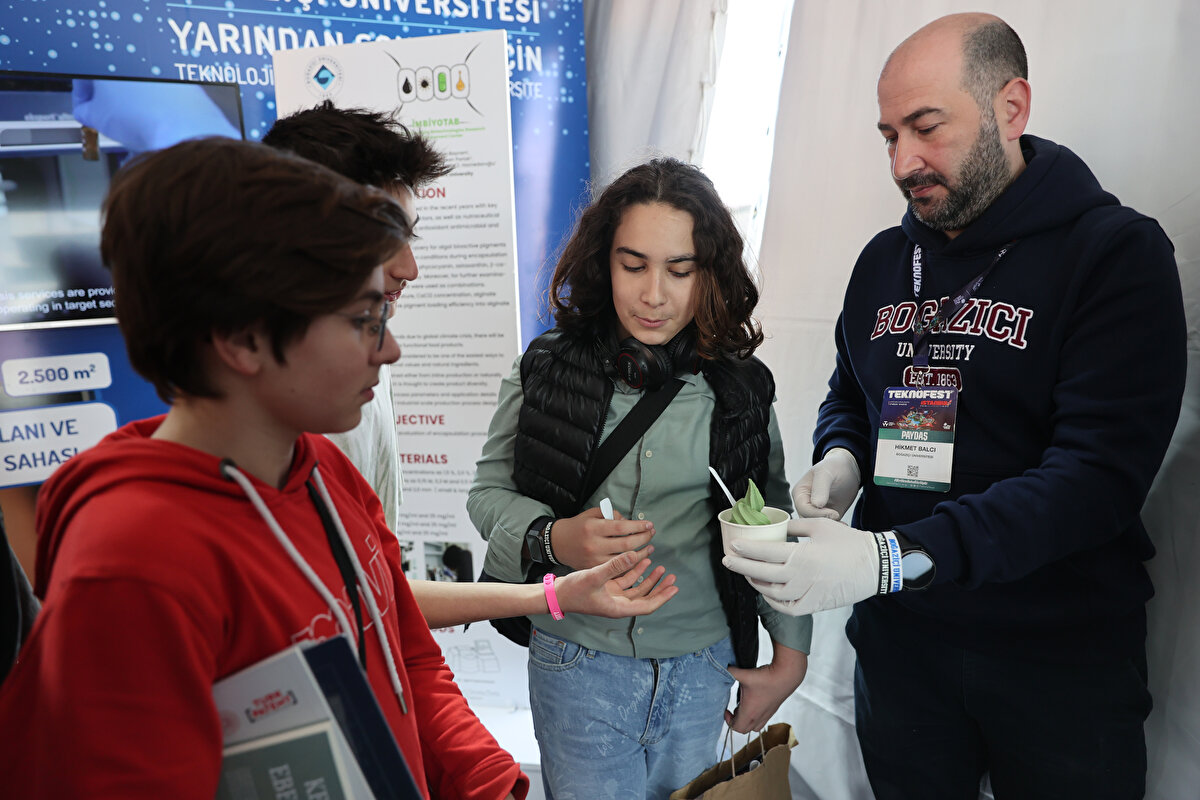 "Diğer dondurmalarla çok rahat yarışabilir"<br>TEKNOFEST ziyaretçisi Kaan Yıldız, yosundan dondurma denildiğinde biraz iğrendiğini ancak tadına bakınca düşündüğünden çok daha güzel olduğunu belirterek, "Diğer dondurmalarla çok rahat yarışabilir." ifadesini kullandı.