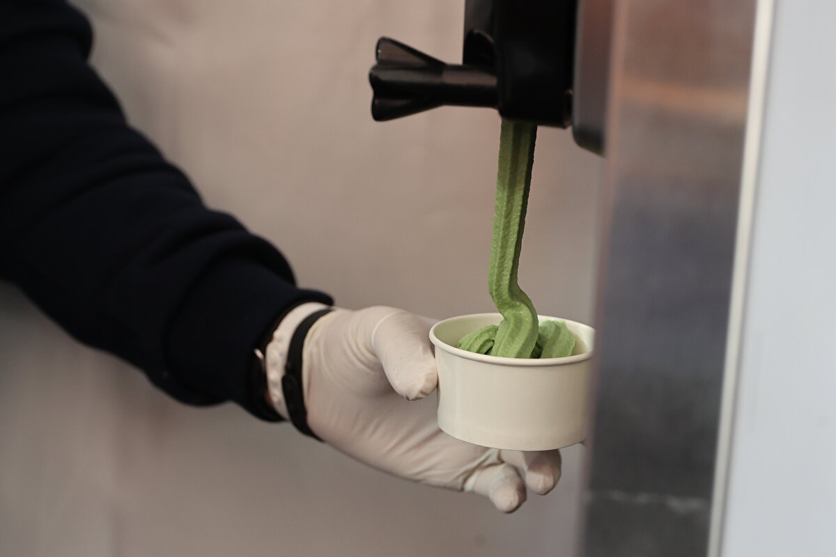 Mete Yağız Okan da yosundan dondurmanın satılsa herkesin tercih edebileceğini aktararak, "İçinde yosun olduğu söylenmeseydi hiç anlamazdım. Çok mükemmel bir tadı var. TEKNOFEST'te yosundan dondurmayla serinliyoruz." diye konuştu.<br><br>Türker Oruç da yosundan dondurmanın hiç bu kadar güzel olabileceğini düşünmediğini söyledi.