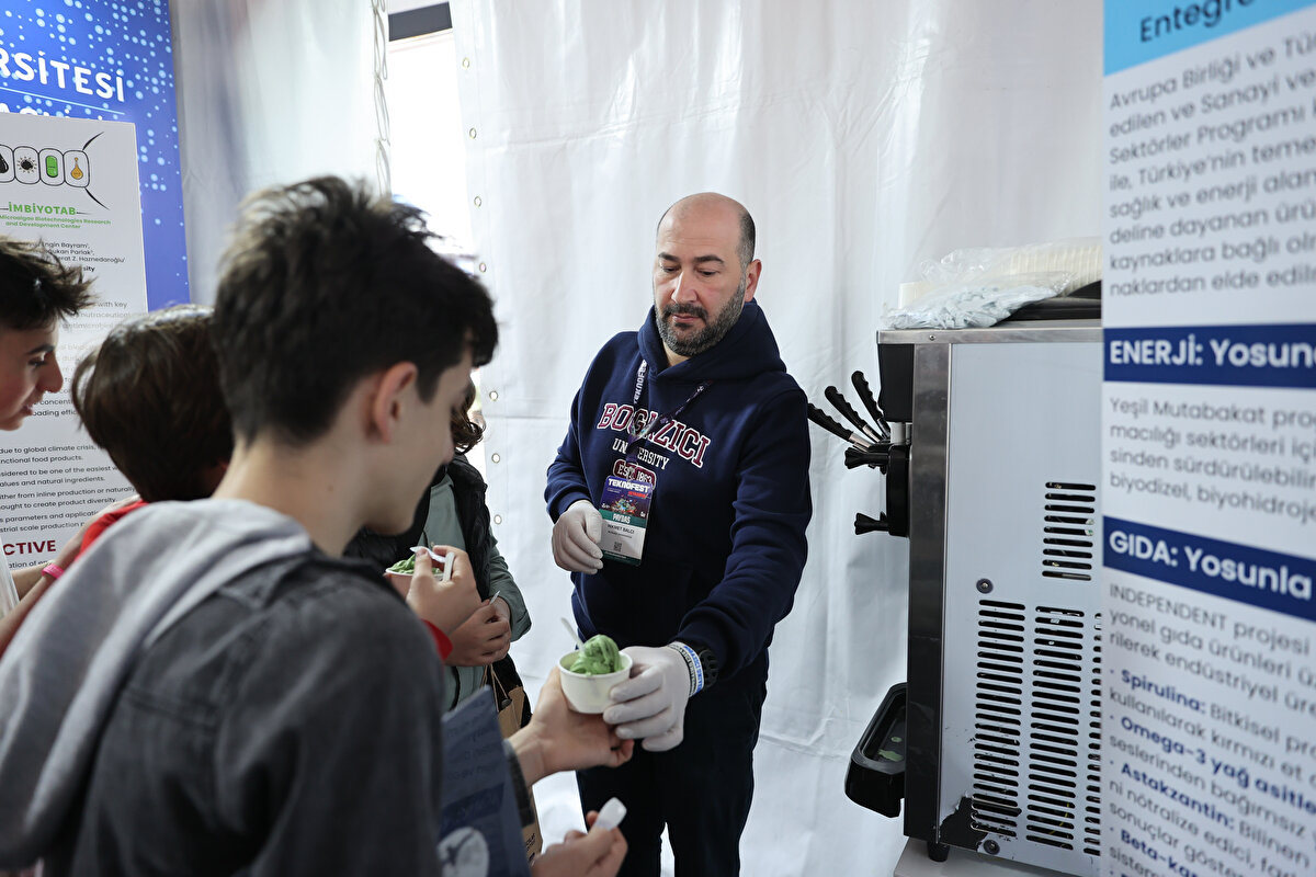 Boğaziçi Üniversitesi'nden Hikmet Balcı, AR-GE çalışmaları sonucu yosundan elde edilen maddelerden dondurma üretimi yaptıklarını belirterek, insanların bu dondurmayı çok beğendiğini ifade etti.<br><br>