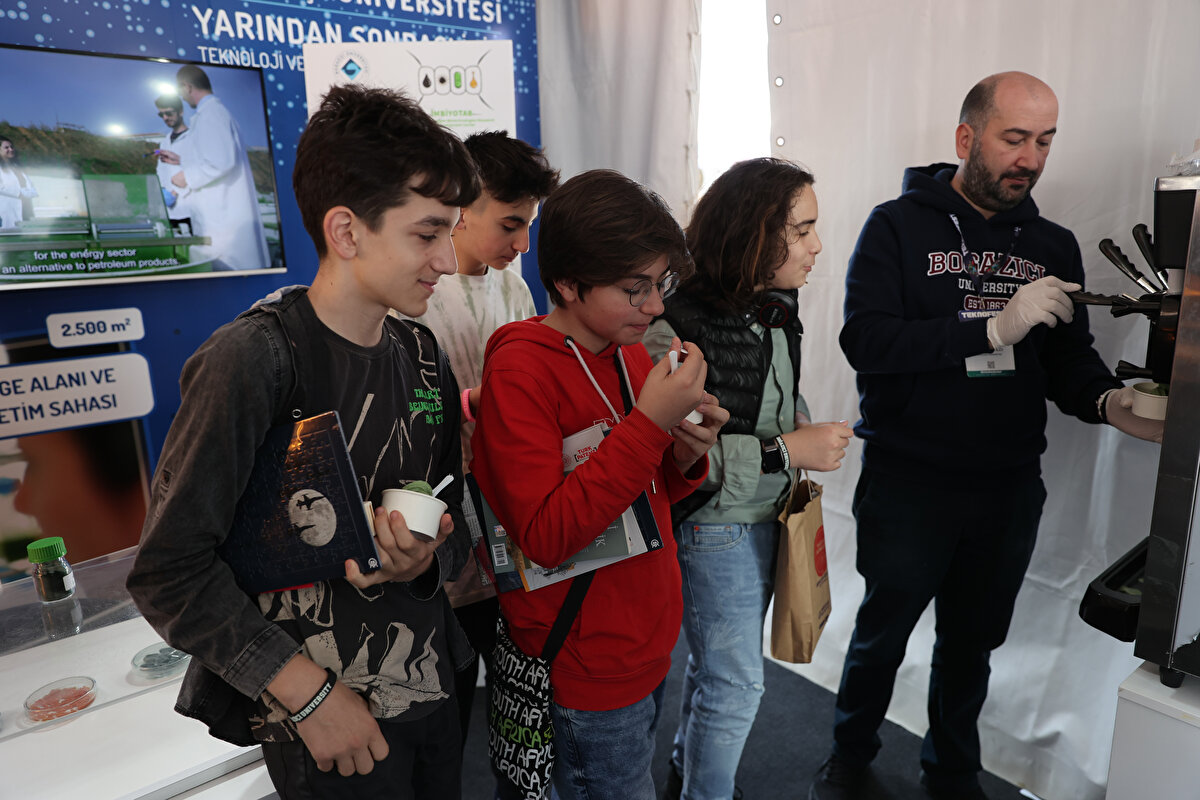 Türkiye'de milli teknolojinin geliştirilmesi konusunda kritik rol oynayan birçok kuruluşun paydaşlığıyla, Türkiye Teknoloji Takımı Vakfı ile Sanayi ve Teknoloji Bakanlığı yürütücülüğünde düzenlenen TEKNOFEST, dördüncü gününde İstanbul Atatürk Havalimanı'nda devam ediyor.<br><br>