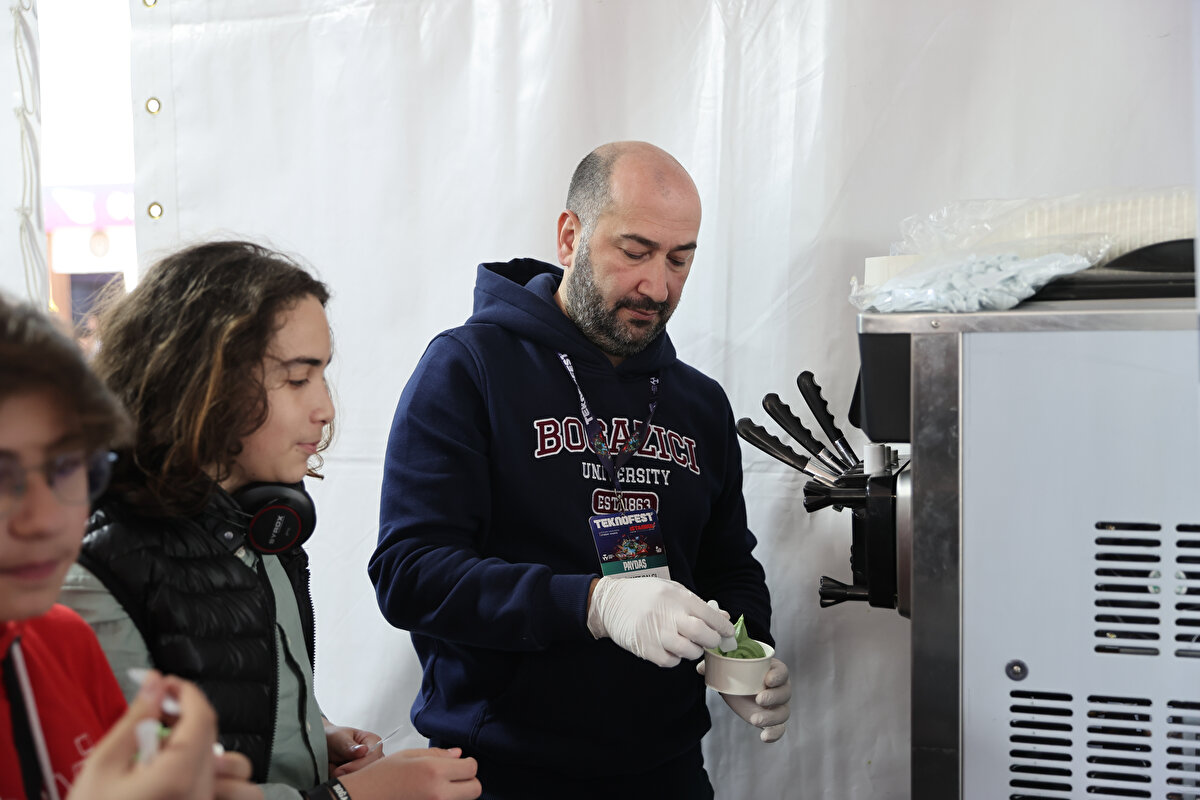Etkinliğin paydaşları, açtıkları stantlarda, ziyaretçilere projelerine dair sunum yapıyor.<br><br>Boğaziçi Üniversitesi standında sergilenen projeler arasında "Independent" projesi de yer alıyor. Söz konusu proje kapsamında, deniz yosunlarından çeşitli sektörlerde kullanılabilecek ham maddeler üretiliyor. Yosundan üretilen maddelerin kullanıldığı dondurma, stantta, TEKNOFEST İstanbul ziyaretçilerine ikram ediliyor.
