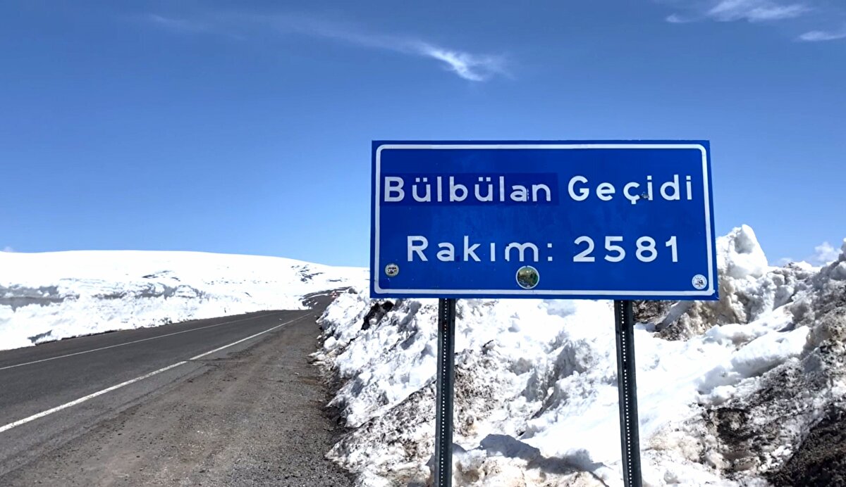 Her yıl Ardahan ve Artvin'den gelen yaylacıları misafir eden, Doğu Anadolu ile Karadeniz bölgelerini birbirine bağlayan yaylada evlerin ve işyerlerinin üzerindeki kar kalkmadı.