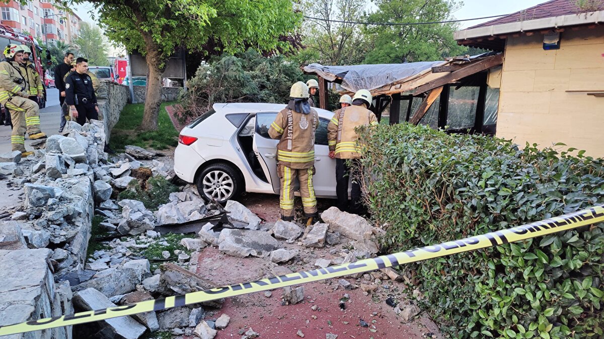 Kaza, saat 05.45 sıralarında Yenibosna Merkez Mahallesi Arif Ağa Sokak'ta meydana geldi. Yalçın Koreş Caddesi üzerinde seyir halinde bulunan Fahri Yıldırım'ın kullandığı 34 LC 8926 plakalı otomobil, henüz bilinmeyen nedenle sürücüsünün direksiyon hakimiyetini kaybetmesi sonucu önce kaldırıma çarptı, ardından duvarı da yıkarak kafenin bahçesine uçtu. İhbar üzerine olay yerine polis, itfaiye ve sağlık ekipleri sevk edildi. İtfaiye ekipleri otomobilde sıkışan sürücü Fahri Yıldırım'ı bulunduğu yerden çıkararak sağlık ekiplerine teslim etti. Sağlık ekipleri, Yıldırım'a ilk müdahaleyi ambulansta yaptı.