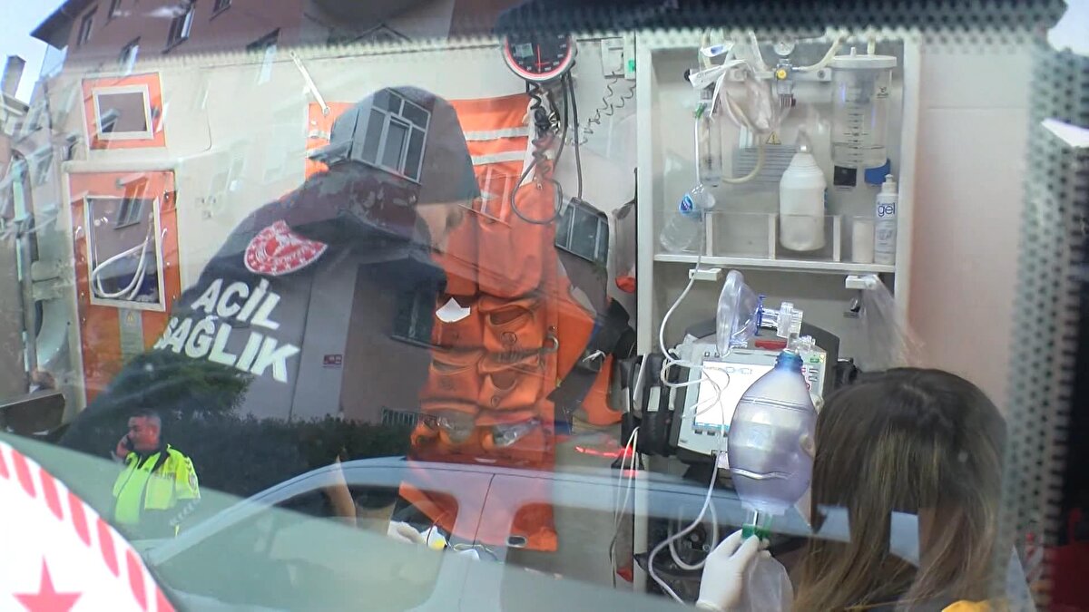 Ekibin ağır yaralanan Yıldırım'a uzun süre kalp masajı yaptığı görülürken, yaralı daha sonra hastaneye kaldırıldı. Kaza sonrası kafenin bahçe bölümü ve otomobil hasar gördü. Polis ekipleri kaza ilgili inceleme başlattı.