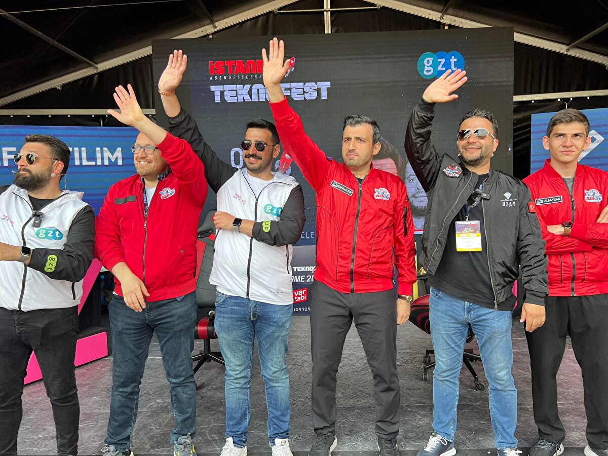 Bayraktar, 'GZT'yi de takip ediyorum orası da aynı bizim mottomuz gibi semalarımızda hür ve özgür yayınlar yapıyor. Paydaşımız desteğini hiç esirgemedi ve bugünlere gelmesinde çok önemli bir rol üstlendi, hep birlikte çok güzeliz' dedi.