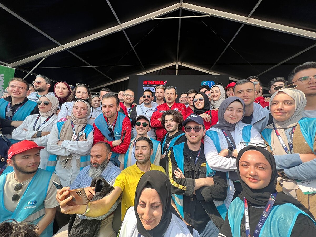 Teknofest'in semalarda hür ve bağımsızlığının müjdesini Türk milletiyle paylaştığını ifade eden Bayraktar, "Genç kardeşlerimiz de semalarımızın da ötesinde, uzayda, teknolojinin her alanında dünyaya damgasını vuracak işlere imza atacaklar." dedi.