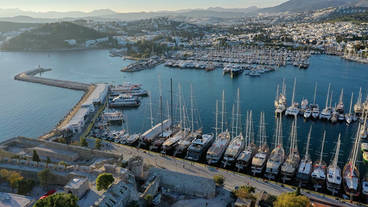 'GEÇEN SENEYE GÖRE YÜZDE 45 ARTIŞ'<br>Bodrum'a dış hatlardan son 100 günde 25 bin yolcunun iniş yaptığını ifade eden Bodrum Otelciler Derneği Başkanı Ömer Faruk Dengiz, "Gelecek haftalarda bu rakamın artacağını ümit ediyoruz. İlk etapta, İngiliz pazar ağırlıklı misafirlerimiz var. Sonra Rus pazarı geliyor. Rusya'dan uçuşlar gelecek hafta daha da artacak. Geçen seneye göre 100 günde ulaştığımız rakamlar yüzde 45 artış gösterdi. Bodrum- Milas Havalimanı'na inen yabancı misafirlerimiz Didim ve Milas gibi noktaları da ziyaret ediyor. Bodrum'da bazı oteller açılmadı. Birkaç hafta içinde oteller açılacaktır. Mayıs ayında doluluk yüzde 50 civarında olur, diye düşünüyoruz. Seçim nedeniyle herkes kendi bölgesinde oy kullanacağı için yerli misafir tatili öteleyecek. Bodrum çok özel bir yer. İç pazarda vazgeçilmez bir destinasyondur"dedi.