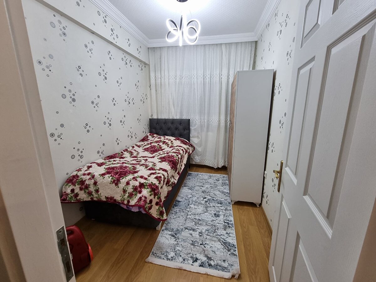 'EVDE NE VARSA SATMIŞ'<br>Evin soyulduğunu görünce M.O. ile iletişime geçtiğini belirten Turnalı, "Çay kaşığına kadar olan evde şu an hiçbir şey yok. Çay kaşığına kadar her şeyi eşyalı verdik biz evimizi. Kapı koluna varana kadar söküp almış, hurdacıya satmışlar. Kiracı ile iletişime geçtim. Aradım açmadı. WhatsApp'tan yazdı. 'Benim 12 tane icralık dosyam var, ne yaparsan yap.