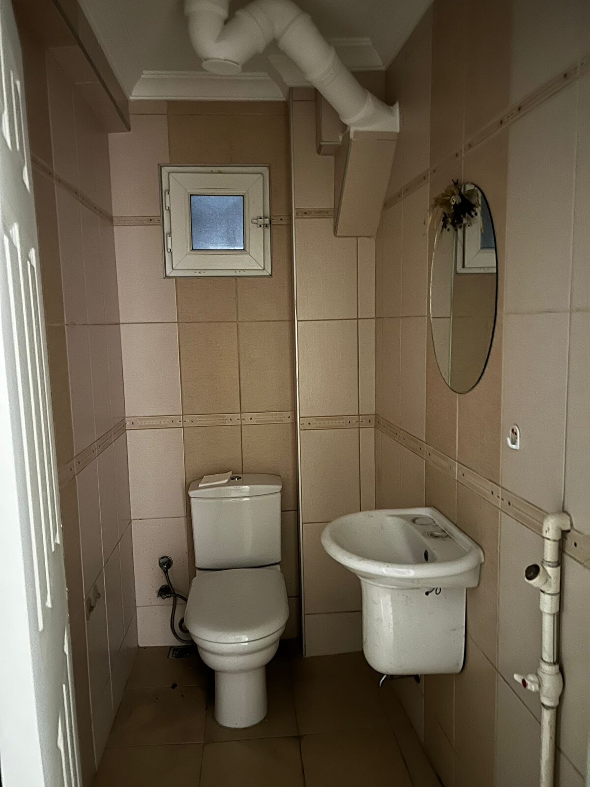 Orhan Turnalı, 1,5 yıl önce yatırım amaçlı aldığı Ankara'nın Keçiören ilçesindeki evini eşyalı olarak ocak ayında M.O.'ya kiraya verdi. Turnalı, M.O. son 2 ay kirayı ödemeyince yanına gittiğinde, boş evle karşılaştı.