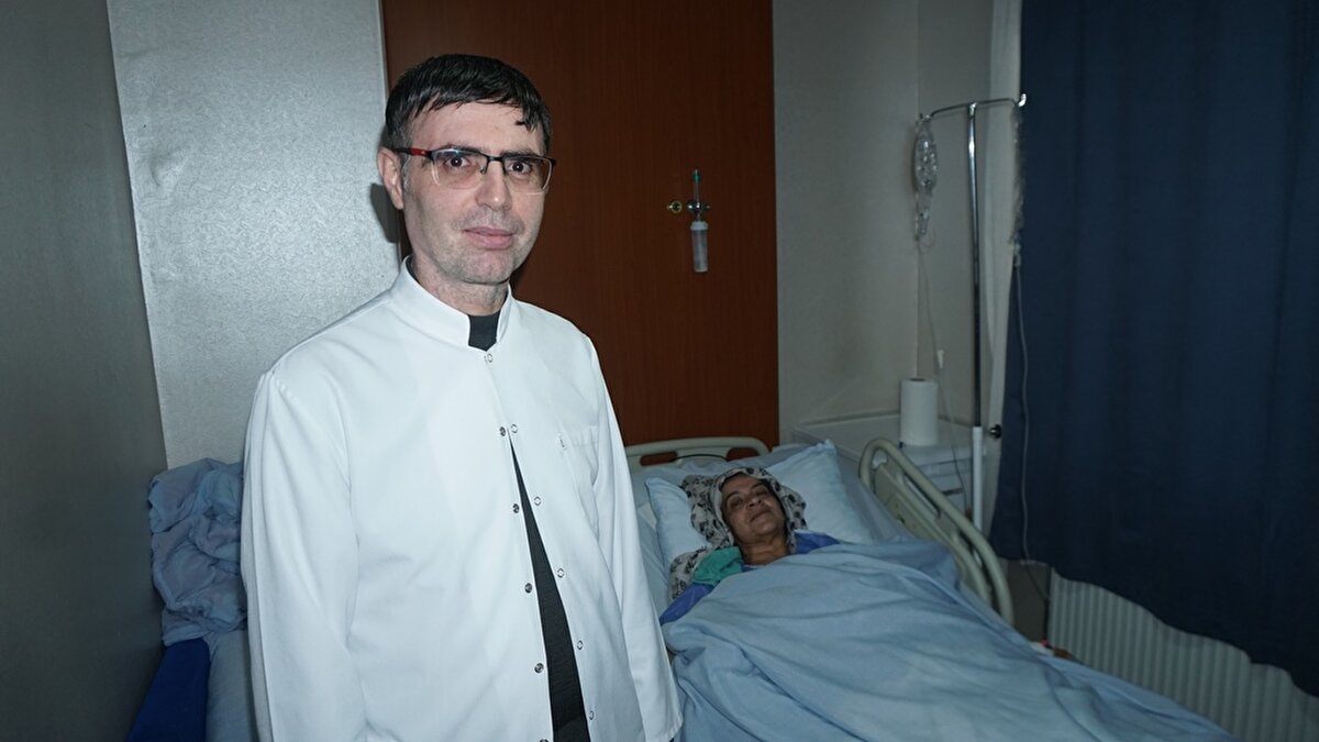 Siirt'te 20 yıldır karın ağrısı yaşayan Perihan Altun'un safra kesesinde taş olduğu belirlendi. Ameliyat önerilerini, korkusu nedeniyle reddeden Altun, karın ağrısı şikayetleri artınca kentteki özel hastaneye başvurdu.